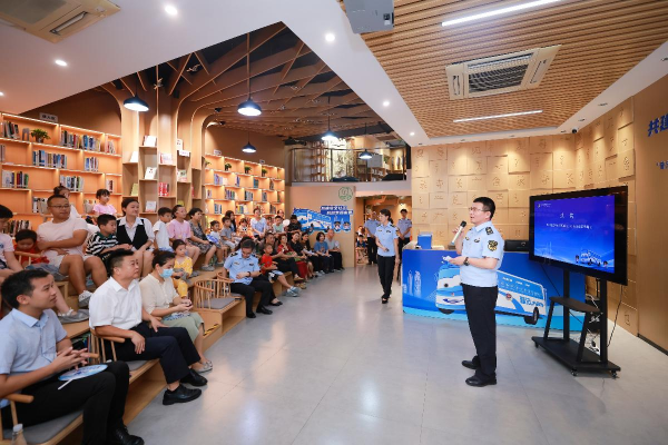 共建安全社区，共创幸福家园—— 市市场稽查局圆满举办以案说法“普法大篷车口岸社区专场普法活动.jpg